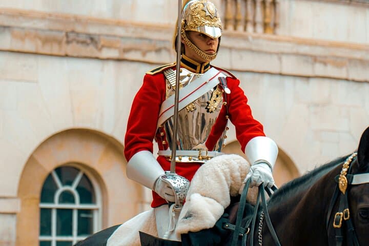 Changing of the Guard Walking Tour in London at Buckingham Palace