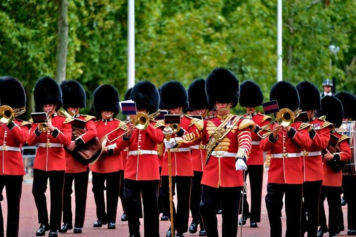 Changing of the Guard Walking Tour in London at Buckingham Palace