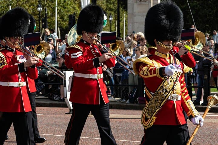 Changing of the Guard Walking Tour in London at Buckingham Palace