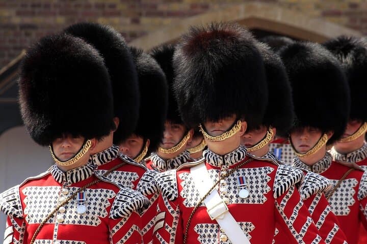 Changing of the Guard Small-Group Walking Tour in London
