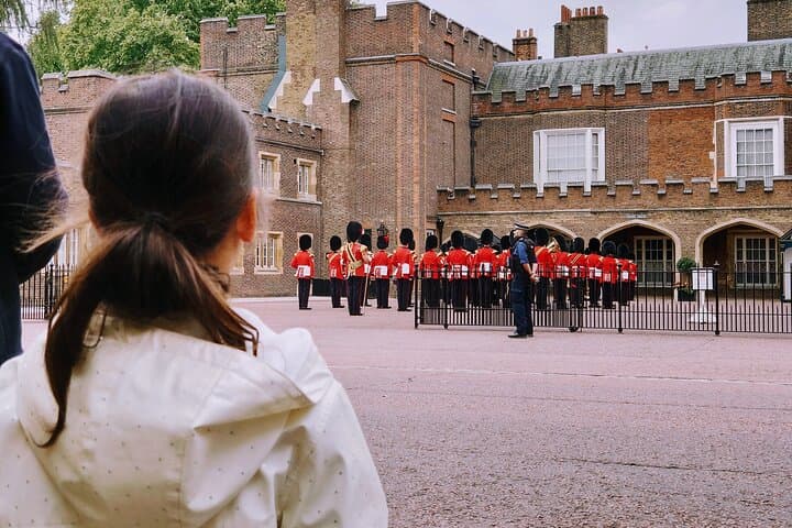 Royal London and Changing of the Guard Small Group Tour