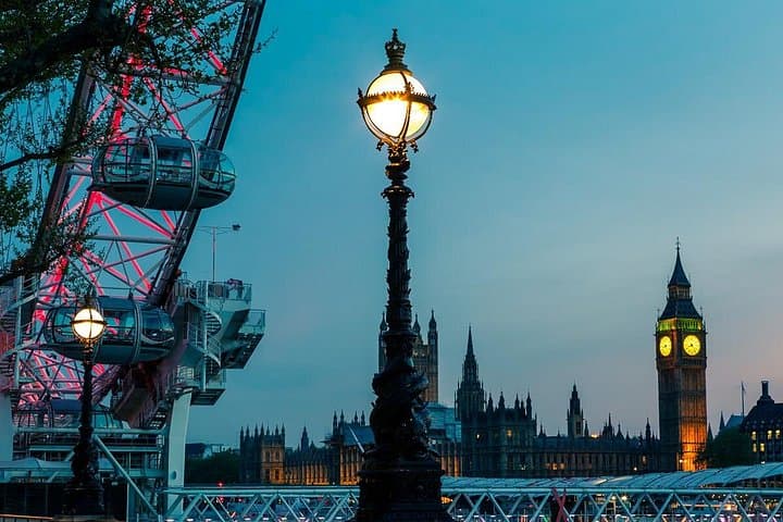 Learn How to Add Atmosphere to Your Photos at Night