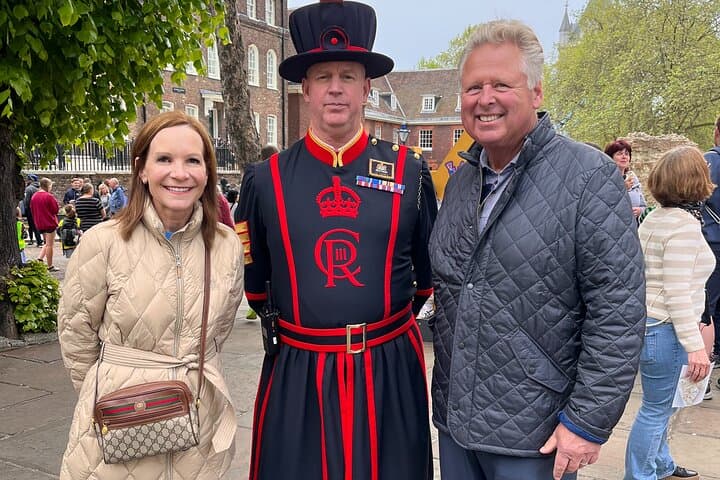 Guests meeting a Yeoman Warder at the Tower