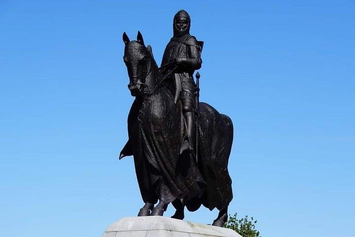 King Robert the Bruce Statue at Bannockburn changes colour throughout the seasons. All colours, all creeds, we welcome them all #nohumanisillegal <3