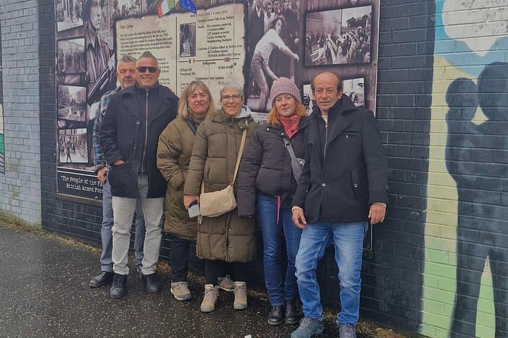 Private Belfast Black Taxi Tour in a luxury minivan