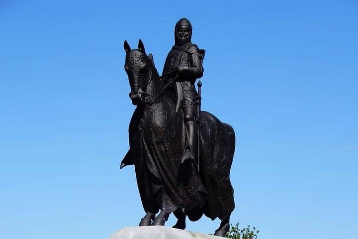 King Robert the Bruce Statue at Bannockburn changes colour throughout the seasons. All colours, all creeds, we welcome them all #nohumanisillegal <3
