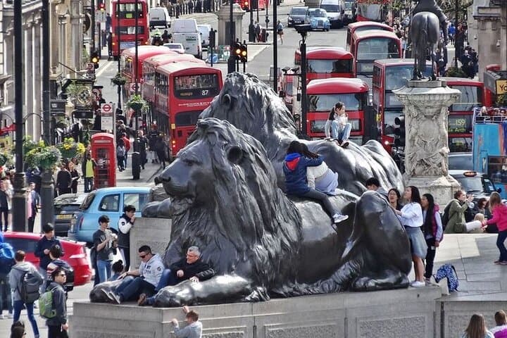 See through the crowds to understand what made London
