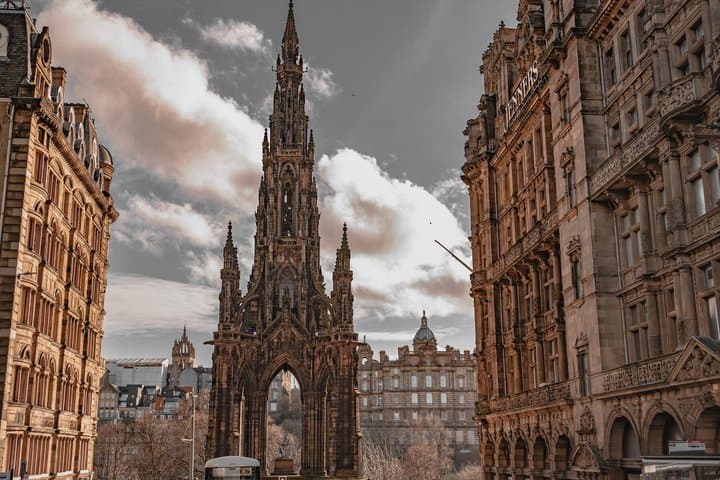 TOP Edinburgh : Private Guided Tour with your mobile