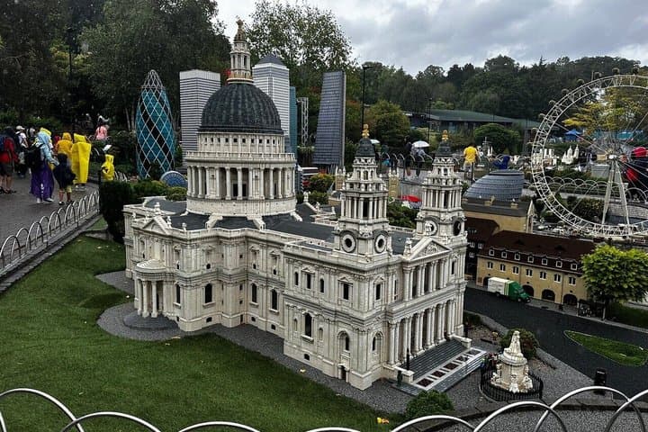 London to LEGOLAND Windsor Private Transfe Return