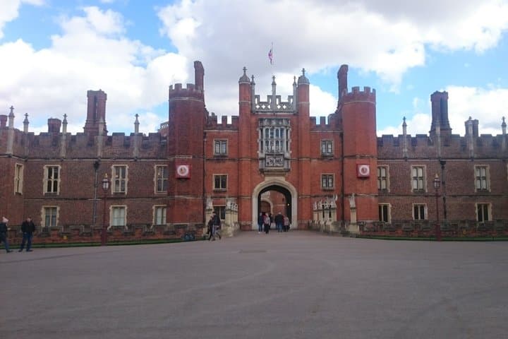 Private Hampton Court and Windsor Castle with Driver and Guide
