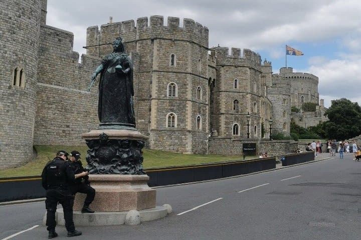 Private Hampton Court and Windsor Castle with Driver and Guide