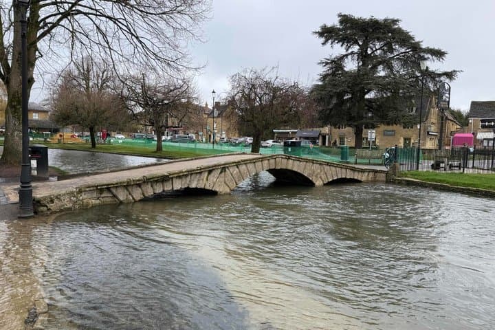 Cotswolds Private Tour from London with Japanese Speaking Driver