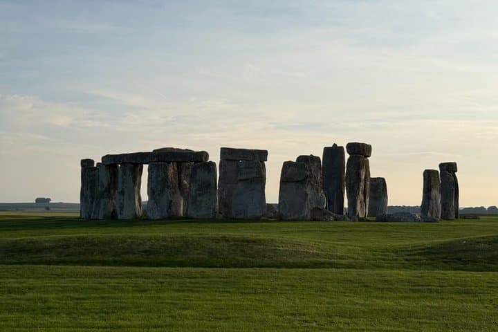Stonehenge and Glastonbury Private Tour with Japanese Driver
