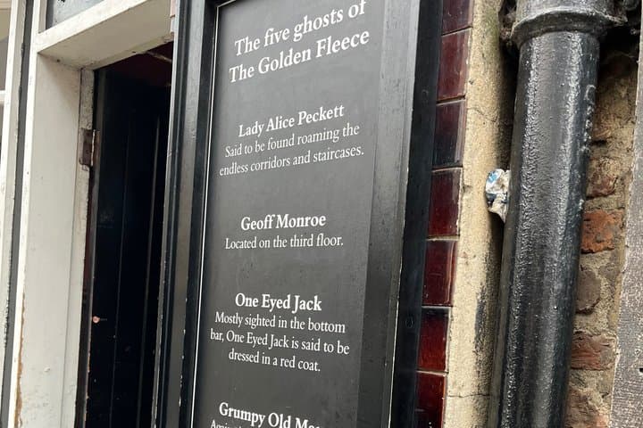 York Private Historical Pub Tour with Free Drinks