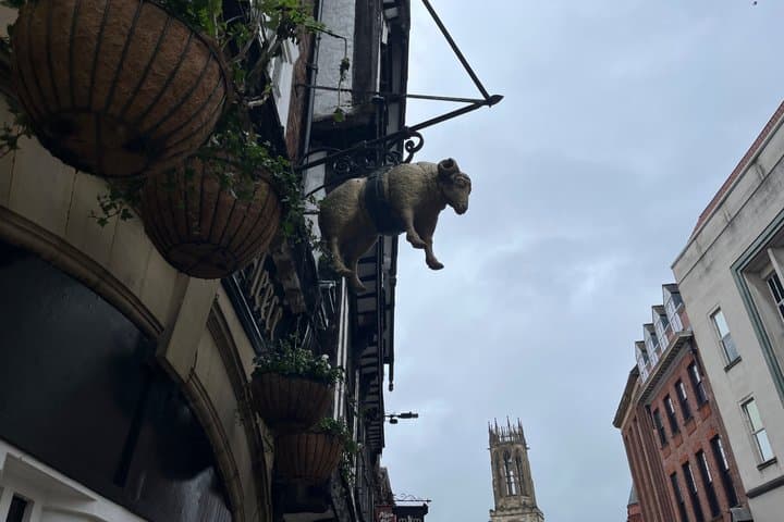 York Private Historical Pub Tour with Free Drinks