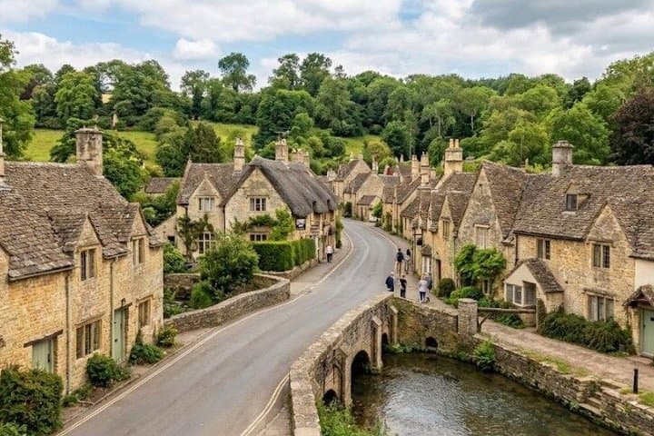 Stonehenge and Glastonbury Private Tour with Japanese Driver