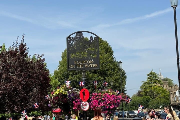 Stonehenge and Cotswolds Tour from London