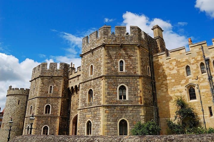 Stonehenge and Windsor Castle Day Tour from London
