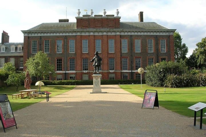 Kensington Palace (Exterior): Royal history from the outside—elegant façades, gates, and palace atmosphere.