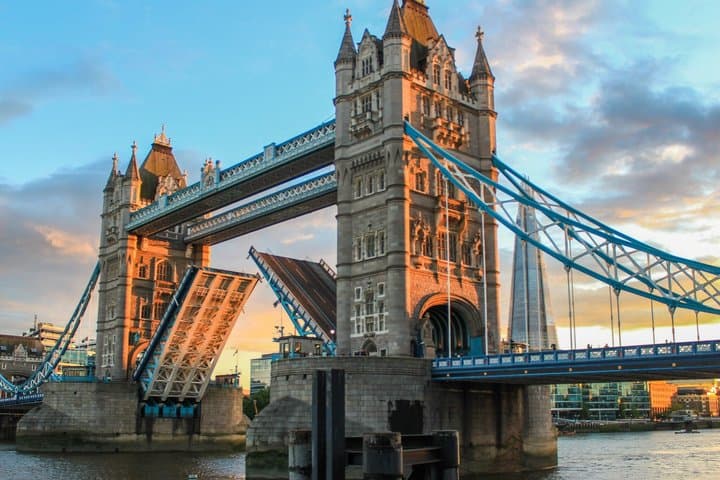 A historic fortress on the River Thames.
Home to the Crown Jewels and centuries of royal tales.