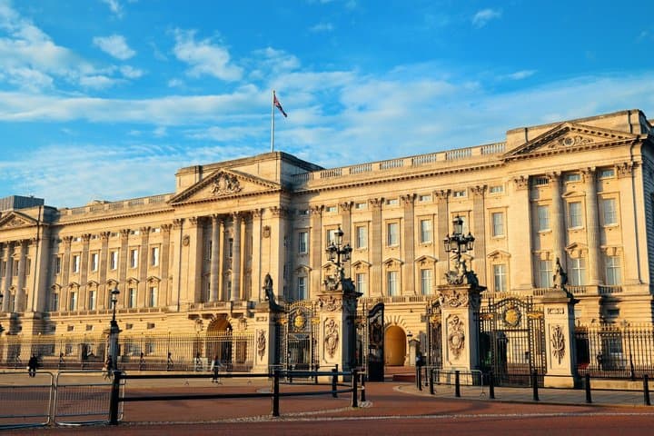 The official residence of the British monarch.
A symbol of royalty and timeless elegance.
