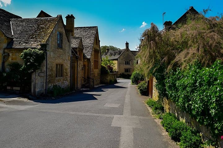 Cotswolds Road Trip Guidebook: Bourton, Bibury & Blenheim Palace
