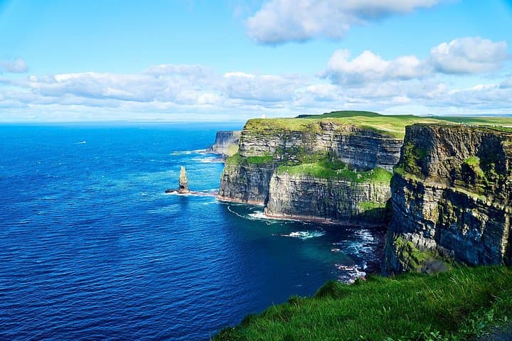 Ireland (Giant’s Causeway & Cliffs of Moher) 5-Day minivan Tour