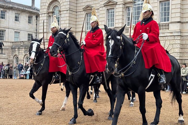Essential tour of London and the King's Guard