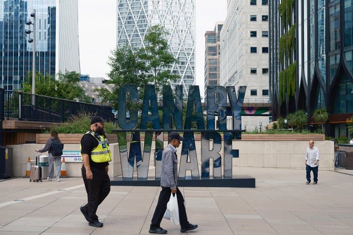 Canary Wharf Walking Tour: Untold Stories of London's Docklands