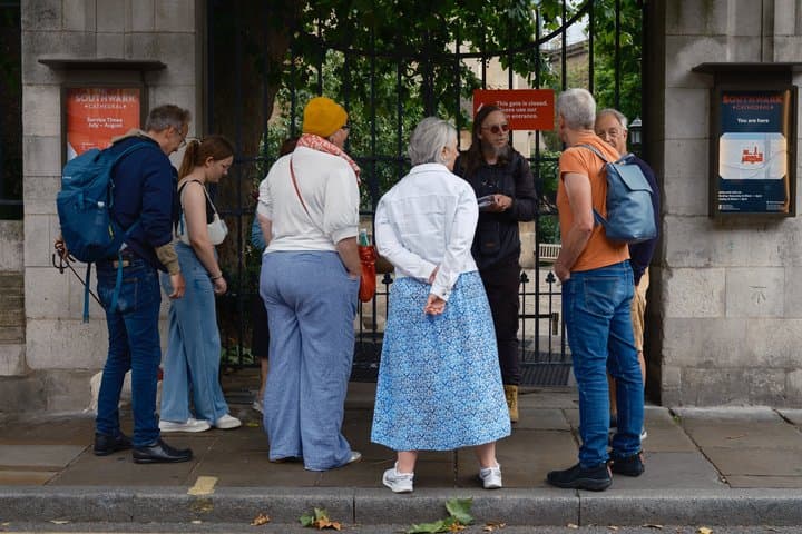 London Bridge Walking Tour: Mysterious Alleys, Hidden Pathways