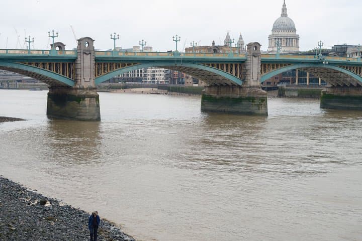 London Bridge Walking Tour: Mysterious Alleys, Hidden Pathways