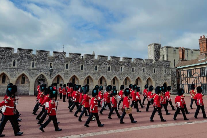 Private Day Trip to Windsor Castle and Hampton Court Transfer