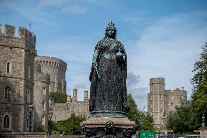 Private Day Trip to Windsor Castle and Hampton Court Transfer
