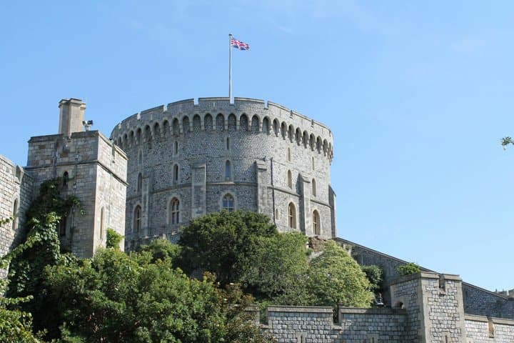 Private Day Trip to Windsor Castle and Hampton Court Transfer