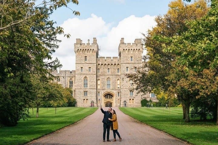Private Day Trip to Windsor Castle and Hampton Court Transfer