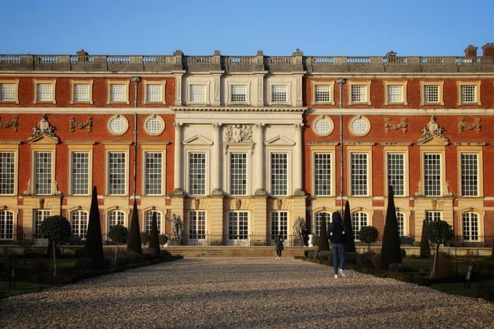 Private Day Trip to Windsor Castle and Hampton Court Transfer