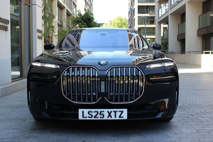 London to Stonhenge with Private Chauffeur and Luxury Car