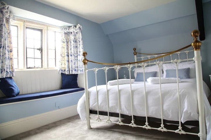 2-night Jurassic Coast tour: Guided fossil hunt & Etches Museum