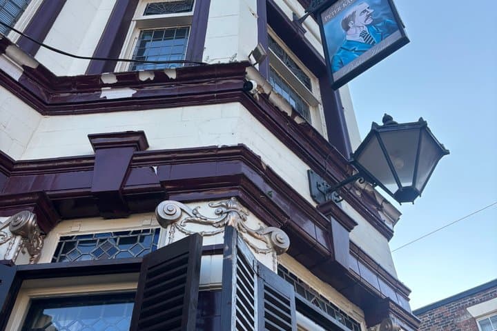 Liverpool Historic Pub Walk: Local Stories & Small Groups