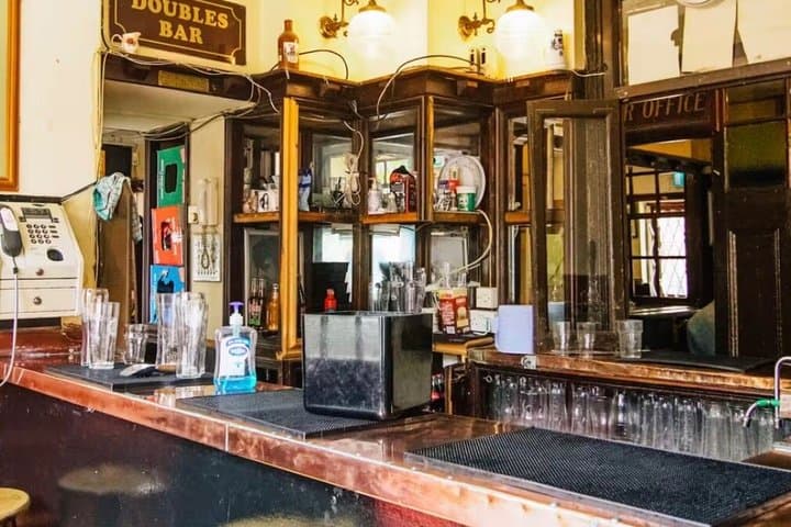 Liverpool Historic Pub Walk: Local Stories & Small Groups