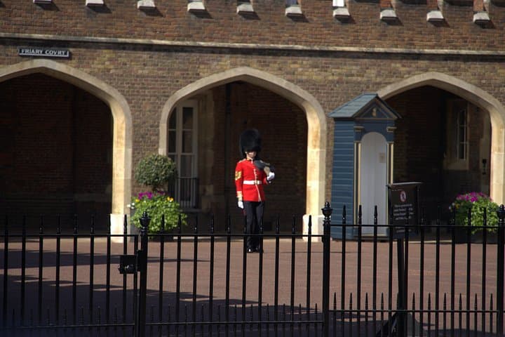 Changing of the Guard Walking Tour with Local Guide