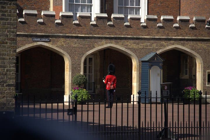 Changing of the Guard Walking Tour with Local Guide