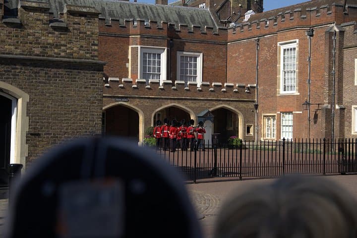 Changing of the Guard Walking Tour with Local Guide