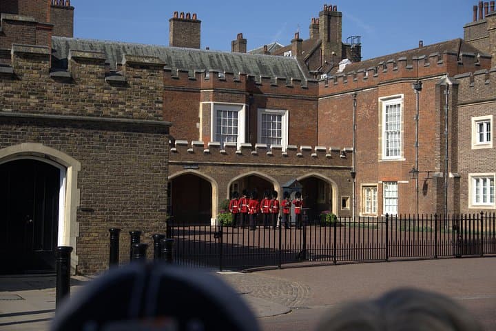 Changing of the Guard Walking Tour with Local Guide