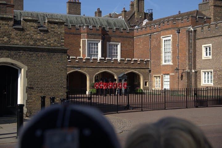 Changing of the Guard Walking Tour with Local Guide