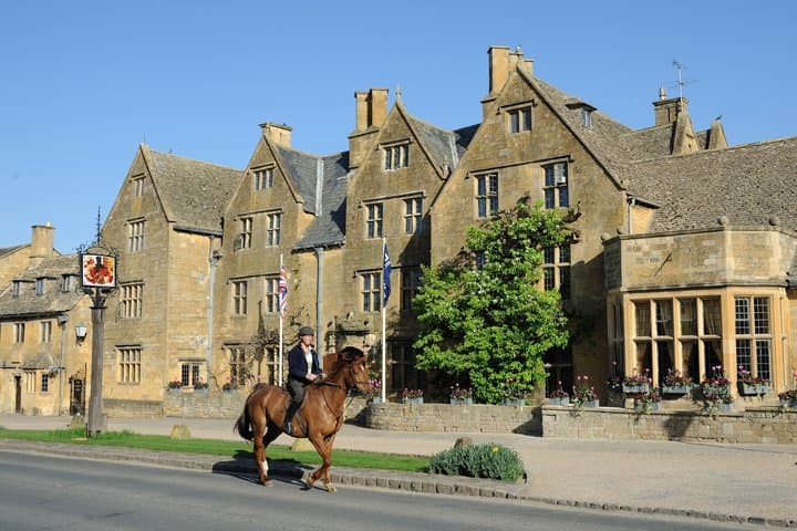 Explore the Cotswolds by Car with Pub Lunch