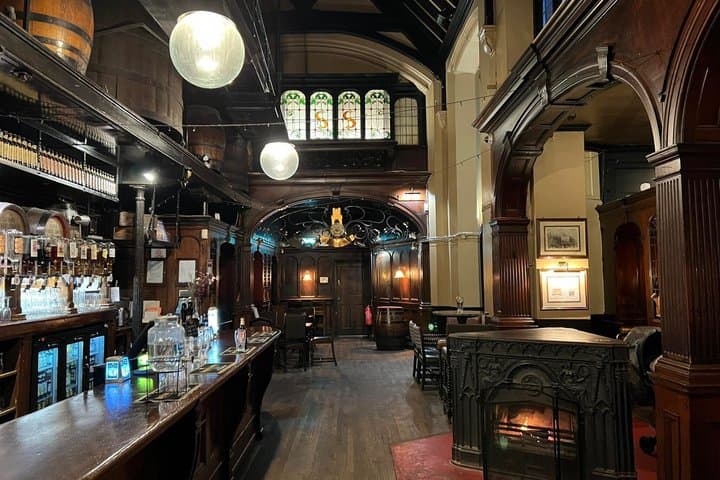 London Historic Pubs Private Tour With Free Drinks!