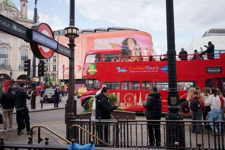 London’s First Electric Vintage Bus Tour with Live Guide
