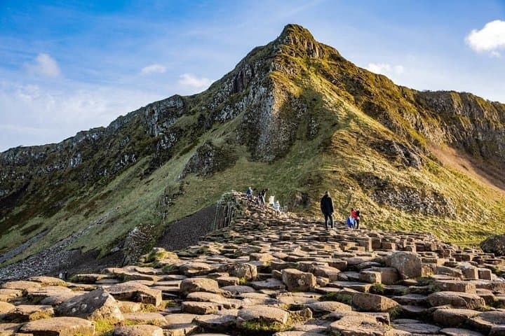 Giants Causeway and Walled City of Derry Small Group Tour