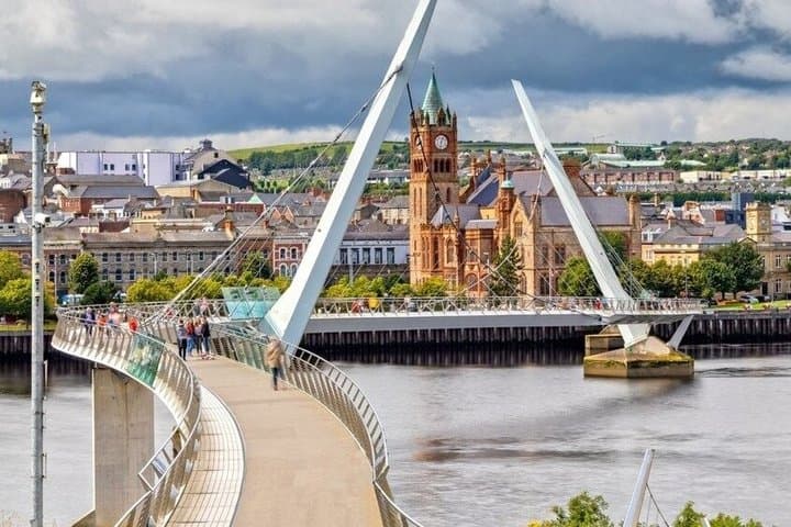 Giants Causeway and Walled City of Derry Small Group Tour
